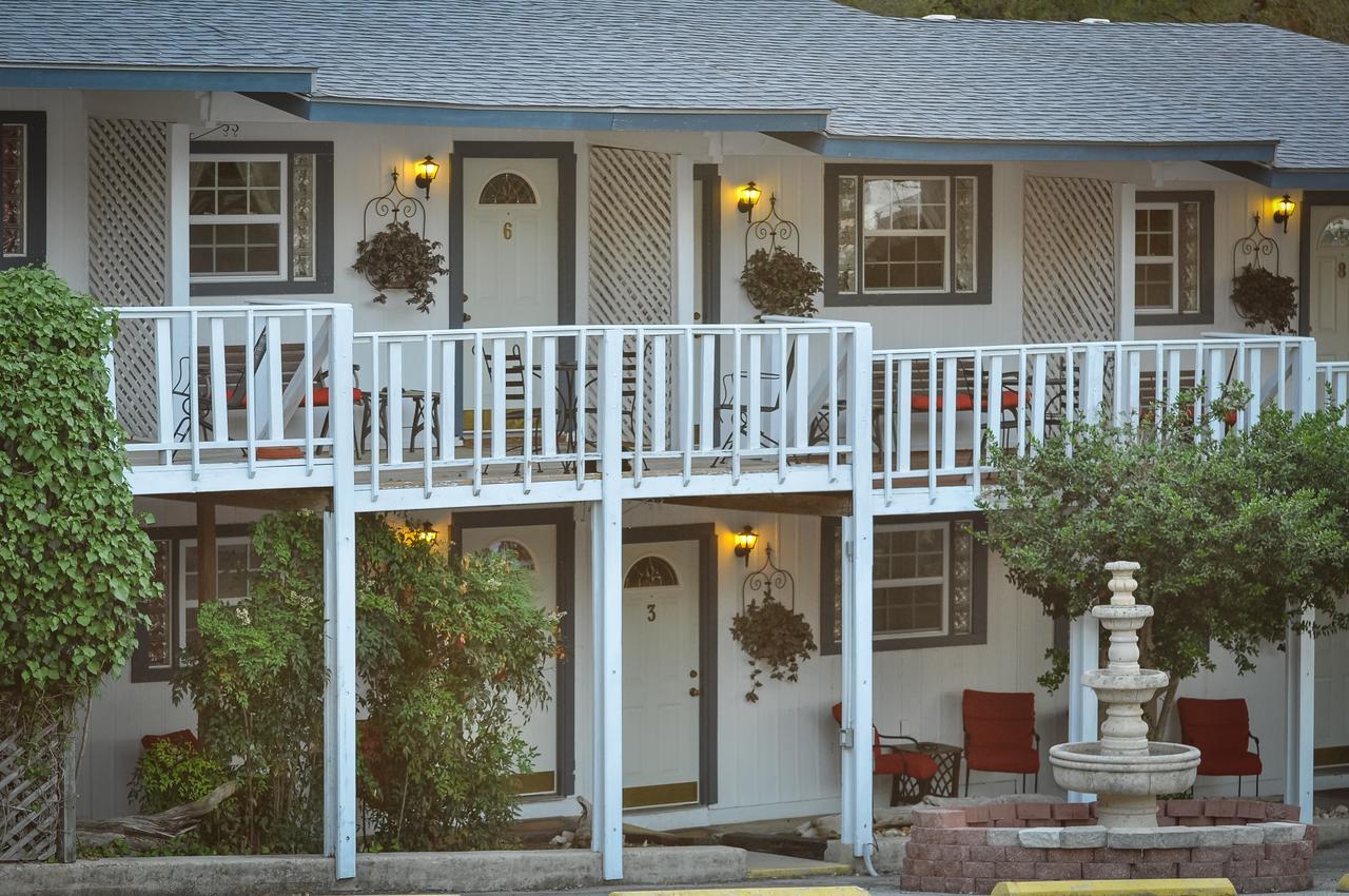 Holiday Lodge On Canyon Lake Exterior photo